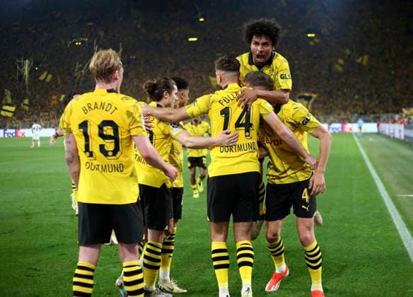 01.05.2024, Fussball UEFA Champions League 2023 2024, Halbfinale, Borussia Dortmund - FC Paris Saint-Germain im Signal-Iduna-Park Dortmund. Nico Schlotterbeck (re, Borussia Dortmund) und Karim Adeyemi (re, Borussia Dortmund) jubeln mit Niclas Füllkrug (re, Borussia Dortmund) zum 1:0