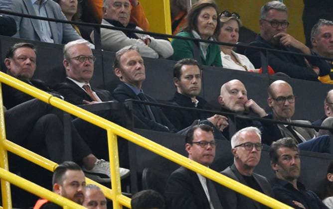v.li. Dr. Christian Hockenjos (Leiter Organisation und Verwaltung bei Borussia Dortmund), Thomas Tress, Thomas Treß (BVB Geschäftsführung), Hans Joachim Watzke (Vorsitzender Geschäftsführung Borussia Dortmund), Lars Ricken (Geschäftsführer Borussia Dortmund), Matthias Sammer (Berater Borussia Dortmund), Carsten Cramer (Geschäftsführer Borussia Dortmund) 01.05.2024, Fussball Champions League, Saison 2023 2024, Halbfinale Hinspiel, Borussia Dortmund - Paris St. Germain Dortmund Signal Iduna Park Nordrhein Westfalen Deutschland