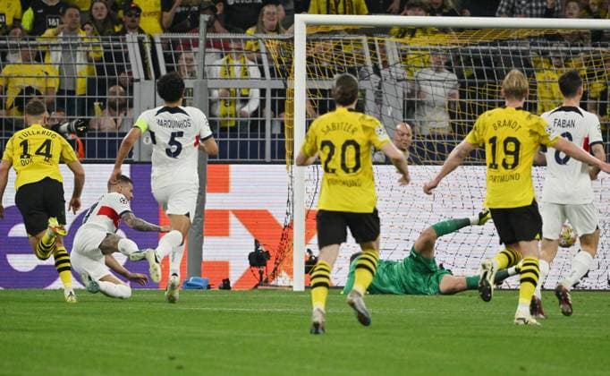 Niclas Füllkrug (Borussia Dortmund), li., erzielt das Tor zum 1:0 01.05.2024, Fussball Champions League, Saison 2023 2024, Halbfinale Hinspiel, Borussia Dortmund - Paris St. Germain Dortmund Signal Iduna Park Nordrhein Westfalen Deutschland