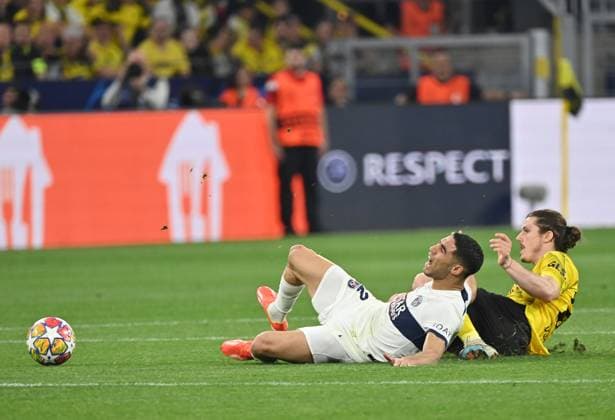 01.05.2024, xjrdrx, Fussball UEFA Champions League, Borussia Dortmund - Paris St.Germain emspor, v.l. Achraf Hakimi (PSG Paris St.Germain), Marcel Sabitzer (Borussia Dortmund) (DFL DFB REGULATIONS PROHIBIT ANY USE OF PHOTOGRAPHS as IMAGE SEQUENCES and or QUASI-VIDEO) Dortmund
