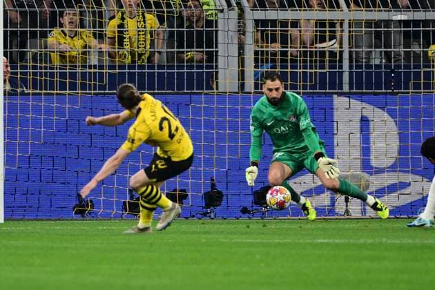 Marcel Sabitzer 20 (Borussia Dortmund) scheitert an Gianluigi Donnarumma 99 (Paris Saint-Germain), Borussia Dortmund vs. Paris Saint-Germain, Fussball, Champions League, Halbfinale, 01.05.2024 Dortmund Nordrhein-Westfalen Deutschland