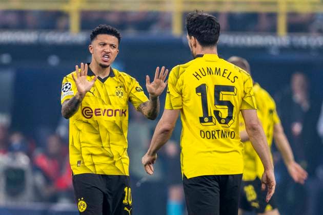 Fußball: Champions League. Halbfinale, Hinspiel: Borussia Dortmund - Paris St. Germain am 01.05.2024 im Signal-Iduna-Park: Dortmunds Jadon Sancho (l.) spricht mit Dortmunds Mats Hummels. WICHTIGER HINWEIS: Gemäß den Vorgaben der UEFA ist es untersagt, in dem Stadion und oder vom Spiel angefertigte Fotoaufnahmen in Form von Sequenzbildern und oder videoähnlichen Fotostrecken zu verwerten bzw. verwerten zu lassen. Copyright: xKirchner DavidxInderliedx