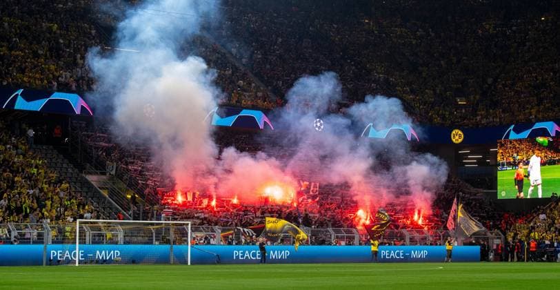 Fussball, Herren, Saison 2023 2024, Champions League (Halbfinale, Hinspiel), Borussia Dortmund - Paris Saint-Germain, Gästeblock, Fans von Paris, Fans Fans von brennen Feuerwerk ab, 01.05.2024, Copyright: xSebastianxRäppold MatthiasxKochx