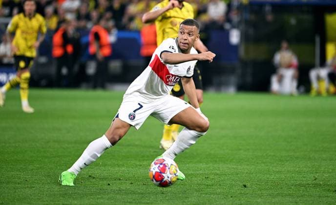 Fussball, Champions League, Deutschland, Herren, Saison 2023 2024, Halbfinale Hinspiel, Signal Iduna Park Dortmund: Bor. Dortmund - Paris St. Germain; Kylian Mbappe (PSG). Aktion, Einzelbild. UEFA REGULATIONS PROHIBIT ANY USE OF PHOTOGRAPHS AS IMAGE SEQUENCES AND OR QUASI-VIDEO