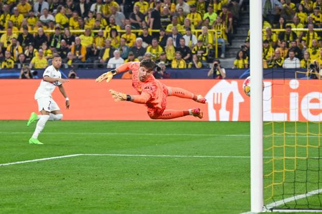 01.05.2024, Fussball, UCL, UEFA Champions League, , Saison 2023 2024, Semifinal, Borussia Dortmund - Paris St. Germain, Kylian Mbappe (Paris St. Germain) schießt aufs Tor und trifft nur den Pfosten. Torwart Gregor Kobel (Borussia Dortmund) xRHR-FOTO TKx Copyright: TeresaxKroeger RHR-FOTOx RHR-FOTO TK