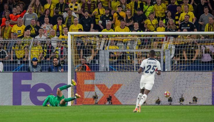 Fussball, Herren, Saison 2023 2024, Champions League (Halbfinale, Hinspiel), Borussia Dortmund - Paris Saint-Germain, Niclas Füllkrug (nicht im Bild, Borussia Dortmund) erzielt das Tor zum 1:0 gegen Torwart Gianluigi Donnarumma (PSG, Paris Saint-Germain), 01.05.2024, Copyright: xSebastianxRäppold MatthiasxKochx