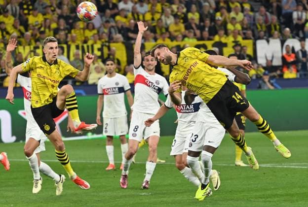 01.05.2024, xjrdrx, Fussball UEFA Champions League, Borussia Dortmund - Paris St.Germain emspor, v.l. Nico Schlotterbeck (Borussia Dortmund), Randal Kolo Muani (PSG Paris St.Germain), Niclas Füllkrug (Borussia Dortmund), (DFL DFB REGULATIONS PROHIBIT ANY USE OF PHOTOGRAPHS as IMAGE SEQUENCES and or QUASI-VIDEO) Dortmund