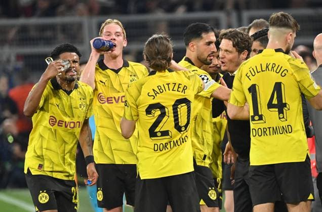01.05.2024, xjrdrx, Fussball UEFA Champions League, Borussia Dortmund - Paris St.Germain emspor, v.l. Trainer Edin Terzic (Borussia Dortmund) gibt Anweisungen, gestikuliert, mit den Armen gestikulieren gives instructions, gesticulate (DFL DFB REGULATIONS PROHIBIT ANY USE OF PHOTOGRAPHS as IMAGE SEQUENCES and or QUASI-VIDEO) Dortmund