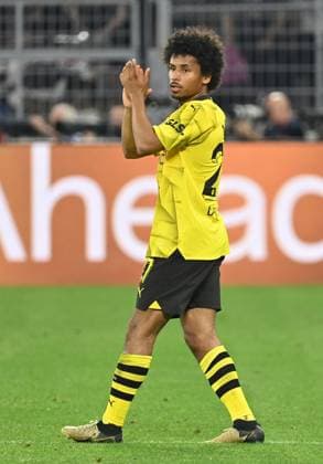 01.05.2024, xjrdrx, Fussball UEFA Champions League, Borussia Dortmund - Paris St.Germain emspor, v.l. Karim Adeyemi (Borussia Dortmund) bedankt bedanken sich bei den Fans (DFL DFB REGULATIONS PROHIBIT ANY USE OF PHOTOGRAPHS as IMAGE SEQUENCES and or QUASI-VIDEO) Dortmund