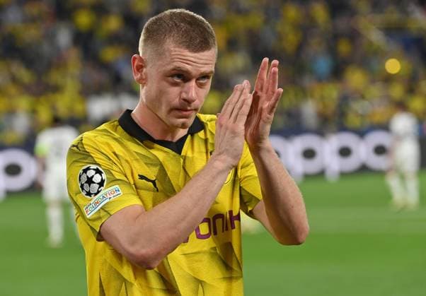 01.05.2024, xjrdrx, Fussball UEFA Champions League, Borussia Dortmund - Paris St.Germain emspor, v.l. Julian Ryerson (Borussia Dortmund) bedankt bedanken sich bei den Fans (DFL DFB REGULATIONS PROHIBIT ANY USE OF PHOTOGRAPHS as IMAGE SEQUENCES and or QUASI-VIDEO) Dortmund