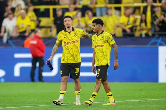 Jadon Sancho (Borussia Dortmund) und Ian Maatsen (Borussia Dortmund) jubeln, UEFA Champions League 2023 24 - Semi-finals First Leg, Borussia Dortmund vs Paris Saint-Germain, Signal-Iduna-Park, 01.05.2024, Dortmund, Deutschland.