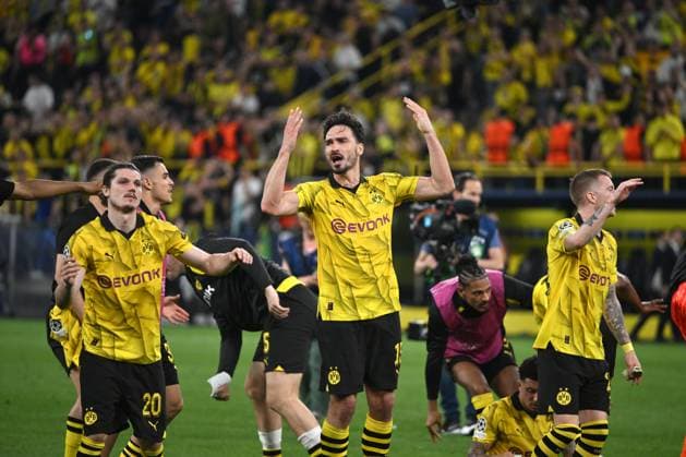 Sport Bilder des Tages Dortmunds Spieler feiern den Sieg, mitte Mats Hummels (Borussia Dortmund) 01.05.2024, Fussball Champions League, Saison 2023 2024, Halbfinale Hinspiel, Borussia Dortmund - Paris St. Germain Dortmund Signal Iduna Park Nordrhein Westfalen Deutschland