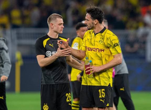 Fussball, Herren, Saison 2023 2024, Champions League (Halbfinale, Hinspiel), Borussia Dortmund - Paris Saint-Germain, v. l. Julian Ryerson (Borussia Dortmund), Ramy Bensebaini (Borussia Dortmund), Jubel nach dem Abpfiff, 01.05.2024, Copyright: xSebastianxRäppold MatthiasxKochx