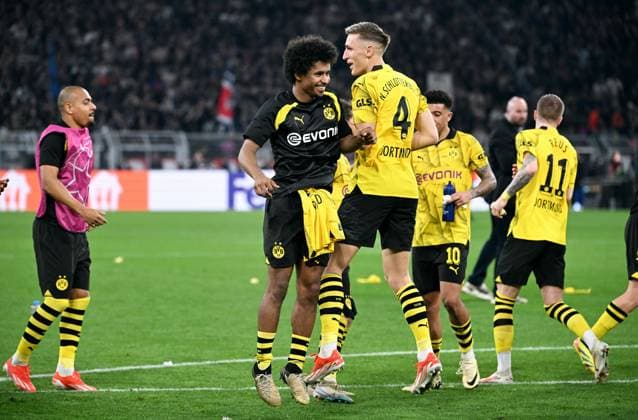 Fussball, Champions League, Deutschland, Herren, Saison 2023 2024, Halbfinale Hinspiel, Signal Iduna Park Dortmund: Bor. Dortmund - Paris St. Germain 1:0; Schlussjubel Karim Adeyemi (BVB), Nico Schlotterbeck (BVB). Jubel, Freude, Aktion. UEFA REGULATIONS PROHIBIT ANY USE OF PHOTOGRAPHS AS IMAGE SEQUENCES AND OR QUASI-VIDEO