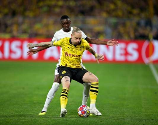 01.05.2024, Fussball UEFA Champions League 2023 2024, Halbfinale, Borussia Dortmund - FC Paris Saint-Germain im Signal-Iduna-Park Dortmund. hi: Randal Kolo Muani (Paris Saint-Germain) gegen Marius Wolf (vorne, Borussia Dortmund)