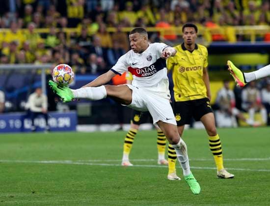 01.05.2024, Fussball UEFA Champions League 2023 2024, Halbfinale, Borussia Dortmund - FC Paris Saint-Germain im Signal-Iduna-Park Dortmund. Kylian Mbappe (Paris Saint-Germain) am Ball