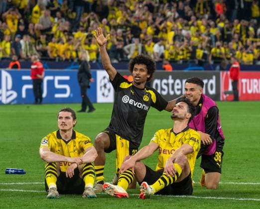 Fussball, Herren, Saison 2023 2024, Champions League (Halbfinale, Hinspiel), Borussia Dortmund - Paris Saint-Germain, v. l. Marcel Sabitzer (Dortmund), Karim Adeyemi (Borussia Dortmund), Mats Hummels (Borussia Dortmund), Kjell-Arik Wätjen (Borussia Dortmund), Jubel nach dem Abpfiff, 01.05.2024, Copyright: xSebastianxRäppold MatthiasxKochx