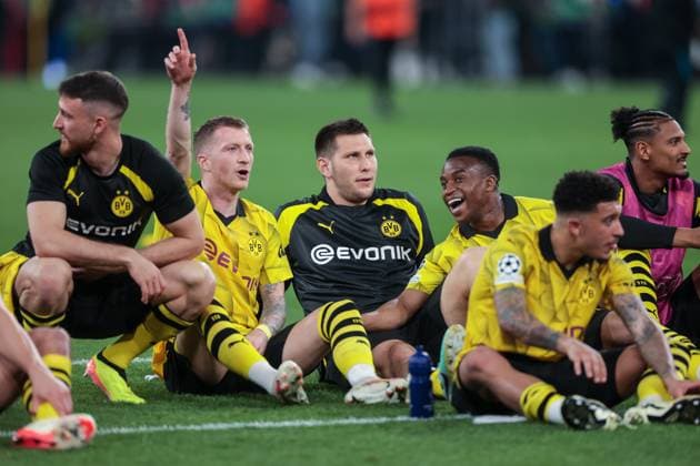 01.05.2024, Fussball, Saison 2023 2024, UEFA Champions League, Halbfinale, Borussia Dortmund - Paris Saint-Germain, v. l. Salih Özcan (Borussia Dortmund), Marco Reus (Borussia Dortmund), Niklas Süle (Borussia Dortmund), Youssoufa Moukoko (Borussia Dortmund) freuen sich über den Sieg, Dortmund Signal Iduna Park NRW Deutschland xRHR-FOTO DEx Copyright: DennisxEwert RHR-FOTOx RHR-FOTO DE
