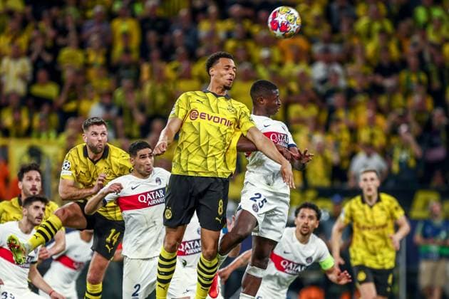 Felix Nmecha (Borussia Dortmund BVB, 08) im Zweikampf gegen Nuno Mendes (Paris Saint-Germain PSG, 25), GER, Borussia Dortmund BVB vs. Paris Saint-Germain PSG, UEFA Champions League 2023 24, Halbfinal - Hinspiel, 01.05.2024, GER, Borussia Dortmund BVB vs. Paris Saint-Germain PSG, UEFA Champions League 2023 24, Halbfinal - Hinspiel, 01.05.2024, Foto: Eibner-Pressefoto Gabriel Boia Dortmund Copyright: xEibner-Pressefoto GabrielxBoiax EP_EER