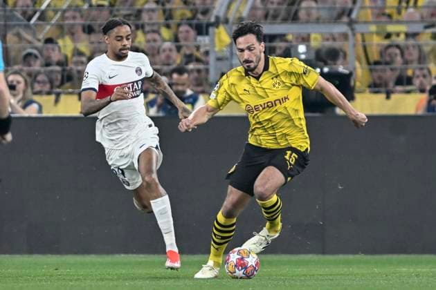v. li. im Zweikampf Bradley Barcola ( 29, Paris Saint-Germain) Mats Hummels ( 15, Borussia Dortmund) 01.05.2024 Fussball, Champions League, Borussia Dortmund vs Paris Saint-Germain , Signal Iduna Park, Dortmund, NRW Germany
