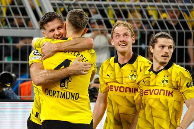 Dortmund, Deutschland, UEFA Champions League, Halbfinale Borussia Dortmund : PSG Paris Saint Germain 1-0 01. 05. 2024 im Signal-Iduna Park in Dortmund Niclas FÜLLKRUG (BVB) li.- freut sich über seinen Treffer zum 1-0 mit Nils SCHLOTTERBECK (BVB) , Julian BRANDT (BVB) und Marcel SABITZER (BVB) v.li.n.re.-