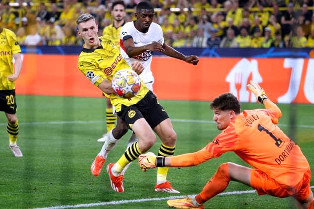 KOBEL Gregor Torwart Team BVB mit SCHLOTTERBECK Nico und DEMBELE UEFA Championsleague Saison 2023 - 2024 Spiel Halbfinale BVB - Paris PSG 1 : 0 am 01.05.2024 in Dortmund DFL REGULATIONS PROHIBIT ANY USE OF PHOTOGRAPHS as IMAGE SEQUENCES and or QUASI-VIDEO Copyright: xLacixPerenyix