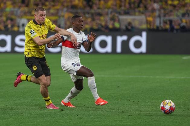 Champions League - Borussia Dortmund - Paris Saint Germain am 01.05.2024 im Signal Iduna Park in Dortmund Julian Ryerson (Dortmund 26) gegen Nuno Mendes (Paris 25)