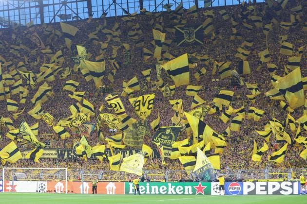 Sport Themen der Woche KW18 Sport Bilder des Tages Champions League - Borussia Dortmund - Paris Saint Germain am 01.05.2024 im Signal Iduna Park in Dortmund Die Borussia Dortmund Fans auf der Südtribüne Suedtribuene schwenken Fahnen Schwenkfahnen *** Champions League Borussia Dortmund Paris Saint Germain on 01 05 2024 at Signal Iduna Park in Dortmund The Borussia Dortmund fans on the south stand Suedtribuene wave flags waving flags MH