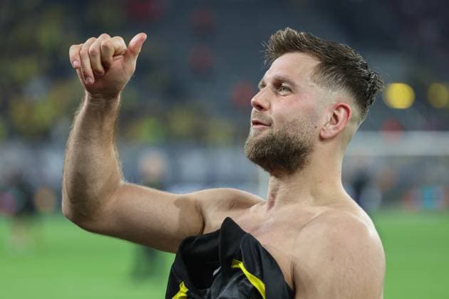 Champions League - Borussia Dortmund - Paris Saint Germain am 01.05.2024 im Signal Iduna Park in Dortmund Niclas Füllkrug Fuellkrug (Dortmund 14) jubelt und freut sich über den Sieg und hat sein Trikot verschenkt