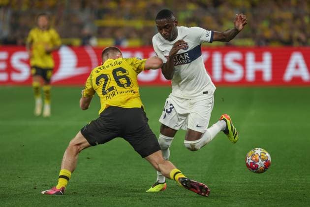 Champions League - Borussia Dortmund - Paris Saint Germain am 01.05.2024 im Signal Iduna Park in Dortmund Julian Ryerson (Dortmund 26) gegen Randal Kolo Muani (Paris Saint-Germain 23)