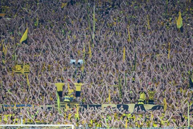 Champions League - Borussia Dortmund - Paris Saint Germain am 01.05.2024 im Signal Iduna Park in Dortmund Die Borussia Dortmund Fans auf der Südtribüne Supporten alle Arme hoch