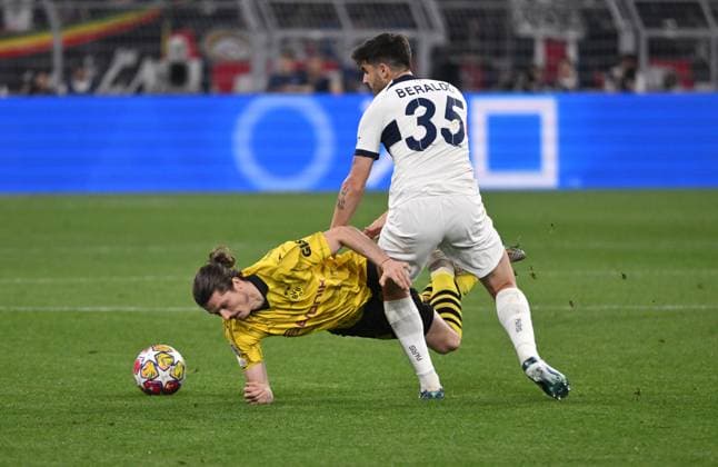 Lucas Beraldo (Paris Saint Germain), Marcel Sabitzer (Borussia Dortmund), v.re. 01.05.2024, Fussball Champions League, Saison 2023 2024, Halbfinale Hinspiel, Borussia Dortmund - Paris St. Germain 1:0 Dortmund Signal Iduna Park Nordrhein Westfalen Deutschland