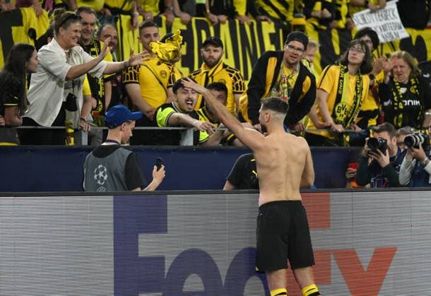 Niclas Füllkrug (Borussia Dortmund) verschenkt nach dem Spiel sein Trikot 01.05.2024, Fussball Champions League, Saison 2023 2024, Halbfinale Hinspiel, Borussia Dortmund - Paris St. Germain 1:0 Dortmund Signal Iduna Park Nordrhein Westfalen Deutschland