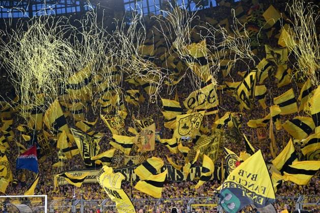 Stimmung vor dem Anpfiff auf der Südtribüne im Signal Iduna Park 01.05.2024, Fussball Champions League, Saison 2023 2024, Halbfinale Hinspiel, Borussia Dortmund - Paris St. Germain 1:0 Dortmund Signal Iduna Park Nordrhein Westfalen Deutschland
