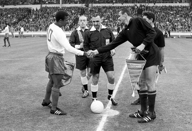 London, United Kingdom. Mario Coluna and Lev Yashin (L-R front), captains of Portugal and Soviet national football teams respectively, shake hands before the 1966 FIFA World Cup, WM, Weltmeisterschaft, Fussball match. Portugal won the game 2:1. Viktor Shandrin TASS Ãâ€™ÃÂµÃÂ»ÃÂ¸ÃÂºÃÂ¾ÃÂ±Ã‘Ã„ÃÂ¸Ã‘â€šÃÂ°ÃÂ½ÃÂ¸Ã‘Â. Ãâ€ºÃÂ¾ÃÂ½Ã ÃÂ¾ÃÂ½. ÃÃŸÃÂµÃÂ¼ÃÂ¿ÃÂ¸ÃÂ¾ÃÂ½ÃÂ°Ã‘â€š ÃÂ¼ÃÂ¸Ã‘Ã„ÃÂ° ÃÂ¿ÃÂ¾ Ã‘ Ã‘Æ’Ã‘â€šÃÂ±ÃÂ¾ÃÂ»Ã‘Æ’. ÃÅ“ÃÂ°Ã‘â€šÃ‘â€¡ ÃÂ¼ÃÂµÃÂ¶Ã Ã‘Æ’ Ã‘ÂÃÂ±ÃÂ¾Ã‘Ã„ÃÂ½Ã‘â€¹ÃÂ¼ÃÂ¸ ÃÂ¡ÃÂ¡ÃÂ¡Ã ÃÂ¸ ÃÃ¼ÃÂ¾Ã‘Ã„Ã‘â€šÃ‘Æ’ÃÂ³ÃÂ°ÃÂ»ÃÂ¸ÃÂ¸ (1:2). ÃÃ¶ÃÂ°ÃÂ¿ÃÂ¸Ã‘â€šÃÂ°ÃÂ½Ã‘â€¹ ÃÂºÃÂ¾ÃÂ¼ÃÂ°ÃÂ½Ã Ãâ€ºÃÂµÃÂ² ÃÂ¯Ã‘Ë†ÃÂ¸ÃÂ½ (ÃÂ¡ÃÂ¡ÃÂ¡Ã , Ã‘ÂÃÂ»ÃÂµÃÂ²ÃÂ°) ÃÂ¸ ÃÅ“.ÃÃ¶ÃÂ¾ÃÂ»Ã‘Æ’ÃÂ½ÃÂ° (ÃÃ¼ÃÂ¾Ã‘Ã„Ã‘â€šÃ‘Æ’ÃÂ³ÃÂ°ÃÂ»ÃÂ¸Ã‘Â) ÃÂ¿ÃÂµÃ‘Ã„ÃÂµÃ ÃÂ½ÃÂ°Ã‘â€¡ÃÂ°ÃÂ»ÃÂ¾ÃÂ¼ ÃÂ¸ÃÂ³Ã‘Ã„Ã‘â€¹. ÃÂ¤ÃÂ¾Ã‘â€šÃÂ¾ Ãâ€™ÃÂ¸ÃÂºÃ‘â€šÃÂ¾Ã‘Ã„ÃÂ° ÃÂ¨ÃÂ°ÃÂ½Ã Ã‘Ã„ÃÂ¸ÃÂ½ÃÂ° ÃÂ¤ÃÂ¾Ã‘â€šÃÂ¾Ã‘Ã–Ã‘Ã„ÃÂ¾ÃÂ½ÃÂ¸ÃÂºÃÂ° ÃÂ¢ÃÂÃÂ¡ÃÂ¡  TASS_6293164
