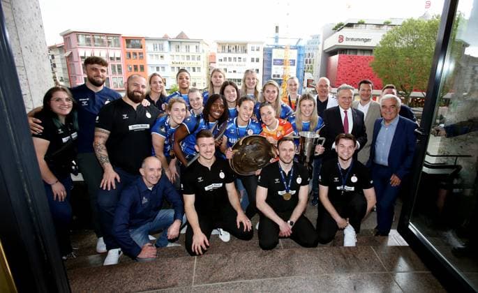Sport Bilder des Tages BAU 02.05.2024, Deutschland, Stuttgart Volleyball, Die Landeshauptstadt Stuttgart ehrt am 2. Mai 2024 feierlich den Triple-Sieger Allianz MTV Stuttgart. Oberbürgermeister Dr. Frank Nopper lädt das Team zum Empfang in das Rathaus der Stadt Stuttgart und feiert mit dem Triple-Team anschließend auf dem Rathausbalkon. Mannschaftsfoto