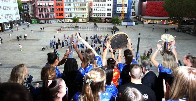 BAU 02.05.2024, Deutschland, Stuttgart Volleyball, Die Landeshauptstadt Stuttgart ehrt am 2. Mai 2024 feierlich den Triple-Sieger Allianz MTV Stuttgart. Oberbürgermeister Dr. Frank Nopper lädt das Team zum Empfang in das Rathaus der Stadt Stuttgart und feiert mit dem Triple-Team anschließend auf dem Rathausbalkon. Mannschaftsfoto