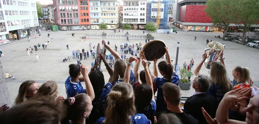 BAU 02.05.2024, Deutschland, Stuttgart Volleyball, Die Landeshauptstadt Stuttgart ehrt am 2. Mai 2024 feierlich den Triple-Sieger Allianz MTV Stuttgart. Oberbürgermeister Dr. Frank Nopper lädt das Team zum Empfang in das Rathaus der Stadt Stuttgart und feiert mit dem Triple-Team anschließend auf dem Rathausbalkon. Mannschaftsfoto