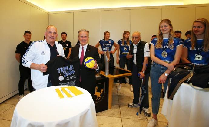 BAU 02.05.2024, Deutschland, Stuttgart Volleyball, Die Landeshauptstadt Stuttgart ehrt am 2. Mai 2024 feierlich den Triple-Sieger Allianz MTV Stuttgart. Oberbürgermeister Dr. Frank Nopper lädt das Team zum Empfang in das Rathaus der Stadt Stuttgart und feiert mit dem Triple-Team anschließend auf dem Rathausbalkon. v.l. Aurel Irion, OB Frank Nopper