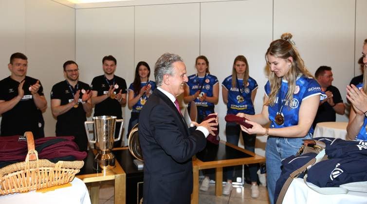 BAU 02.05.2024, Deutschland, Stuttgart Volleyball, Die Landeshauptstadt Stuttgart ehrt am 2. Mai 2024 feierlich den Triple-Sieger Allianz MTV Stuttgart. Oberbürgermeister Dr. Frank Nopper lädt das Team zum Empfang in das Rathaus der Stadt Stuttgart und feiert mit dem Triple-Team anschließend auf dem Rathausbalkon. v.l. OB Frank Nopper, Monique Strubbe