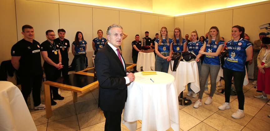 BAU 02.05.2024, Deutschland, Stuttgart Volleyball, Die Landeshauptstadt Stuttgart ehrt am 2. Mai 2024 feierlich den Triple-Sieger Allianz MTV Stuttgart. Oberbürgermeister Dr. Frank Nopper lädt das Team zum Empfang in das Rathaus der Stadt Stuttgart und feiert mit dem Triple-Team anschließend auf dem Rathausbalkon.