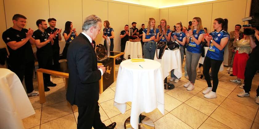 BAU 02.05.2024, Deutschland, Stuttgart Volleyball, Die Landeshauptstadt Stuttgart ehrt am 2. Mai 2024 feierlich den Triple-Sieger Allianz MTV Stuttgart. Oberbürgermeister Dr. Frank Nopper lädt das Team zum Empfang in das Rathaus der Stadt Stuttgart und feiert mit dem Triple-Team anschließend auf dem Rathausbalkon.