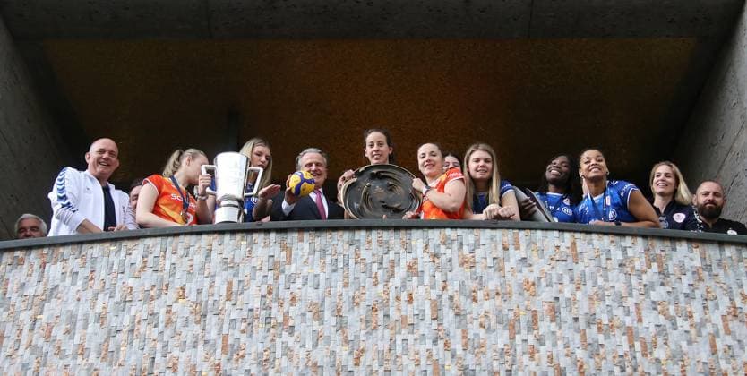 BAU 02.05.2024, Deutschland, Stuttgart Volleyball, Die Landeshauptstadt Stuttgart ehrt am 2. Mai 2024 feierlich den Triple-Sieger Allianz MTV Stuttgart. Oberbürgermeister Dr. Frank Nopper lädt das Team zum Empfang in das Rathaus der Stadt Stuttgart und feiert mit dem Triple-Team anschließend auf dem Rathausbalkon.