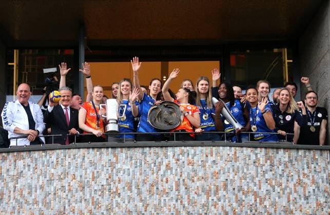 BAU 02.05.2024, Deutschland, Stuttgart Volleyball, Die Landeshauptstadt Stuttgart ehrt am 2. Mai 2024 feierlich den Triple-Sieger Allianz MTV Stuttgart. Oberbürgermeister Dr. Frank Nopper lädt das Team zum Empfang in das Rathaus der Stadt Stuttgart und feiert mit dem Triple-Team anschließend auf dem Rathausbalkon.