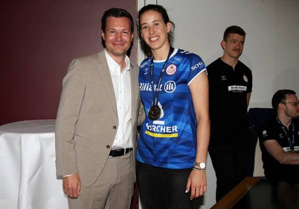 BAU 02.05.2024, Deutschland, Stuttgart Volleyball, Die Landeshauptstadt Stuttgart ehrt am 2. Mai 2024 feierlich den Triple-Sieger Allianz MTV Stuttgart. Oberbürgermeister Dr. Frank Nopper lädt das Team zum Empfang in das Rathaus der Stadt Stuttgart und feiert mit dem Triple-Team anschließend auf dem Rathausbalkon. MTV Gesamtvorstand Nico Helwerth, Maria Segura Palleres