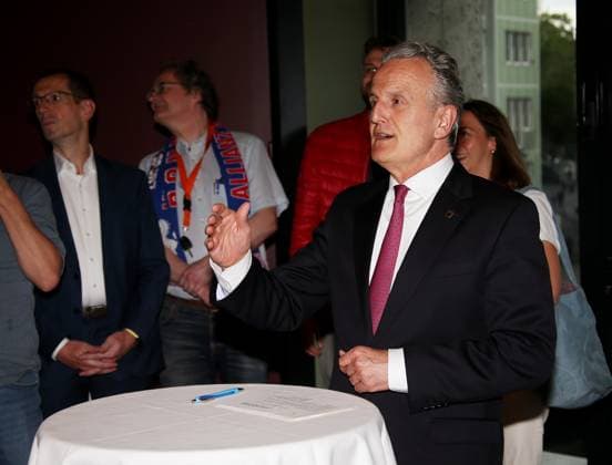 BAU 02.05.2024, Deutschland, Stuttgart Volleyball, Die Landeshauptstadt Stuttgart ehrt am 2. Mai 2024 feierlich den Triple-Sieger Allianz MTV Stuttgart. Oberbürgermeister Dr. Frank Nopper lädt das Team zum Empfang in das Rathaus der Stadt Stuttgart und feiert mit dem Triple-Team anschließend auf dem Rathausbalkon. OB Frank Nopper