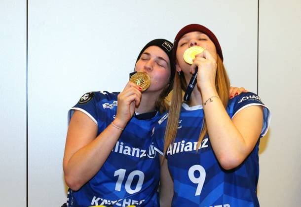 BAU 02.05.2024, Deutschland, Stuttgart Volleyball, Die Landeshauptstadt Stuttgart ehrt am 2. Mai 2024 feierlich den Triple-Sieger Allianz MTV Stuttgart. Oberbürgermeister Dr. Frank Nopper lädt das Team zum Empfang in das Rathaus der Stadt Stuttgart und feiert mit dem Triple-Team anschließend auf dem Rathausbalkon. v.l Jolien Knollema, Eline Timmerman
