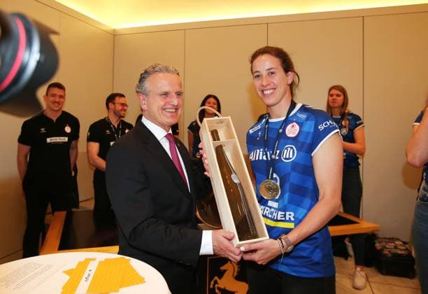 BAU 02.05.2024, Deutschland, Stuttgart Volleyball, Die Landeshauptstadt Stuttgart ehrt am 2. Mai 2024 feierlich den Triple-Sieger Allianz MTV Stuttgart. Oberbürgermeister Dr. Frank Nopper lädt das Team zum Empfang in das Rathaus der Stadt Stuttgart und feiert mit dem Triple-Team anschließend auf dem Rathausbalkon. v.l. OB Frank Nopper, Maria Segura Palleres