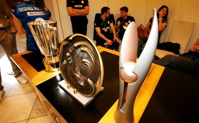 BAU 02.05.2024, Deutschland, Stuttgart Volleyball, Die Landeshauptstadt Stuttgart ehrt am 2. Mai 2024 feierlich den Triple-Sieger Allianz MTV Stuttgart. Oberbürgermeister Dr. Frank Nopper lädt das Team zum Empfang in das Rathaus der Stadt Stuttgart und feiert mit dem Triple-Team anschließend auf dem Rathausbalkon.