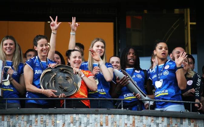 BAU 02.05.2024, Deutschland, Stuttgart Volleyball, Die Landeshauptstadt Stuttgart ehrt am 2. Mai 2024 feierlich den Triple-Sieger Allianz MTV Stuttgart. Oberbürgermeister Dr. Frank Nopper lädt das Team zum Empfang in das Rathaus der Stadt Stuttgart und feiert mit dem Triple-Team anschließend auf dem Rathausbalkon.
